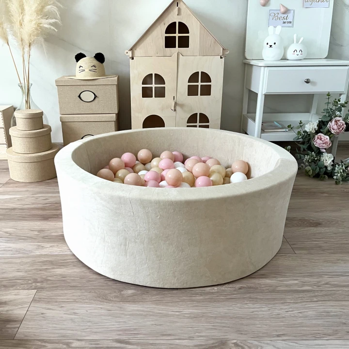 suchy basen z kulkami dla dziewczynki beżowo pudrowo różowy 30x90 - Velvet Creme - biały, metaliczny beż, beż, puder róż.jpeg